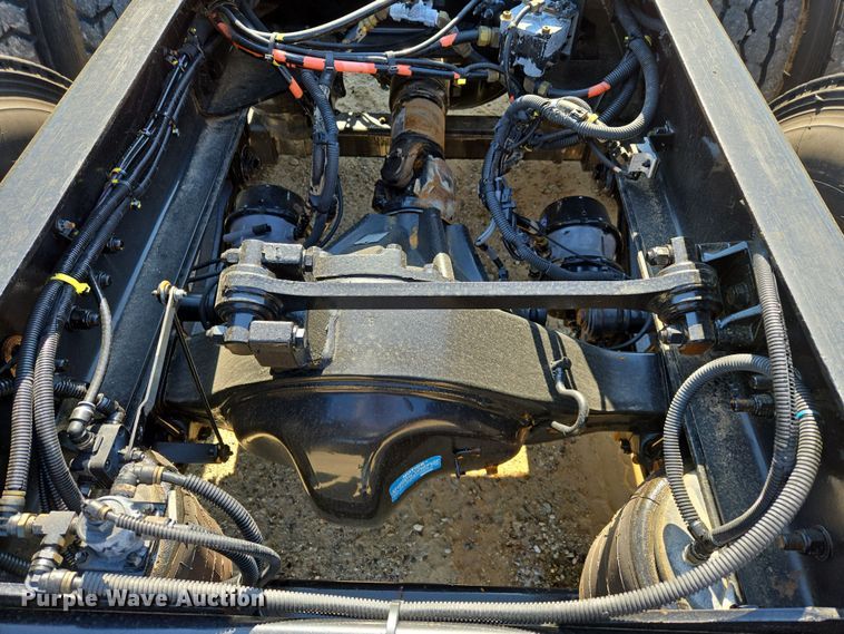 image for item DW8700 2020 Kenworth T800 semi truck