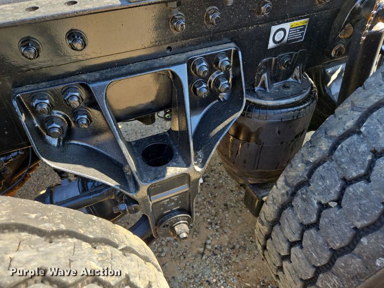 image for item DW8700 2020 Kenworth T800 semi truck