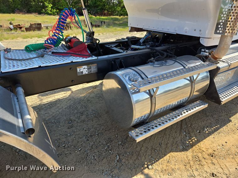 image for item DW8700 2020 Kenworth T800 semi truck