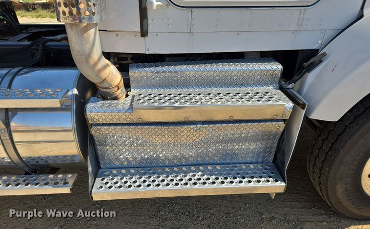 image for item DW8700 2020 Kenworth T800 semi truck