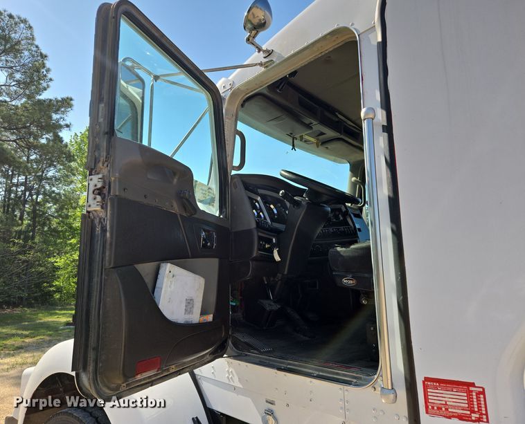 image for item DW8700 2020 Kenworth T800 semi truck