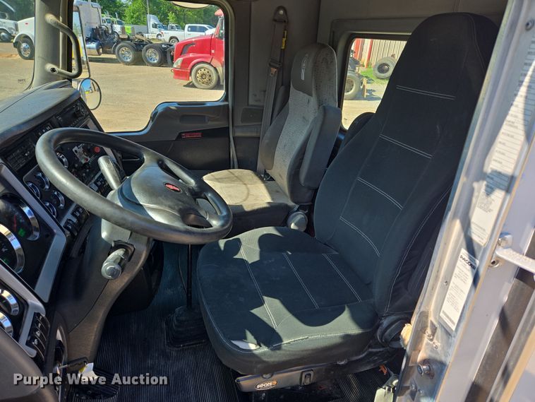 image for item DW8700 2020 Kenworth T800 semi truck