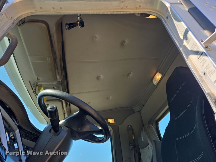 image for item DW8700 2020 Kenworth T800 semi truck