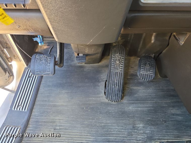 image for item DW8700 2020 Kenworth T800 semi truck