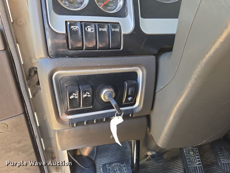 image for item DW8700 2020 Kenworth T800 semi truck