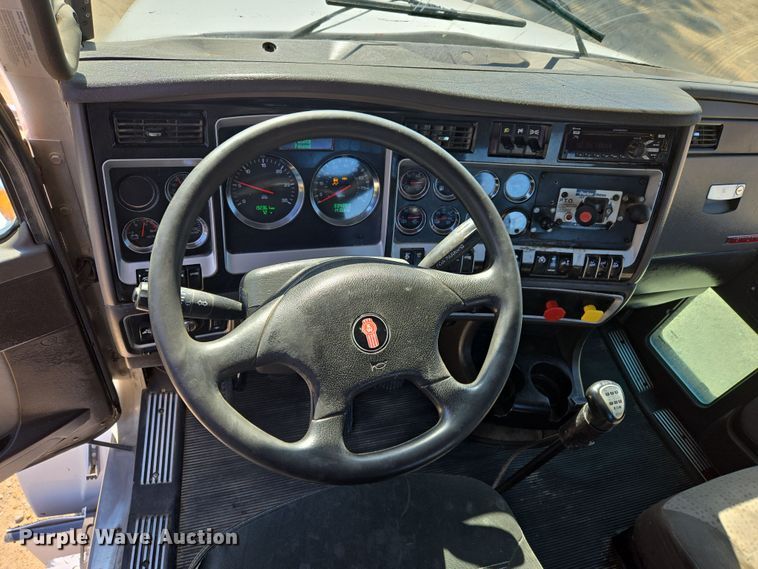 image for item DW8700 2020 Kenworth T800 semi truck