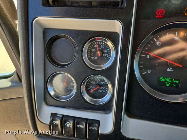 image for item DW8700 2020 Kenworth T800 semi truck