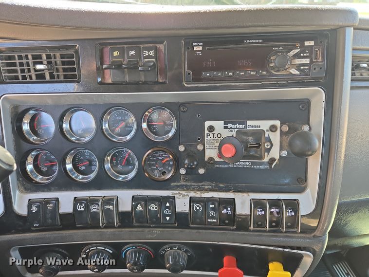 image for item DW8700 2020 Kenworth T800 semi truck