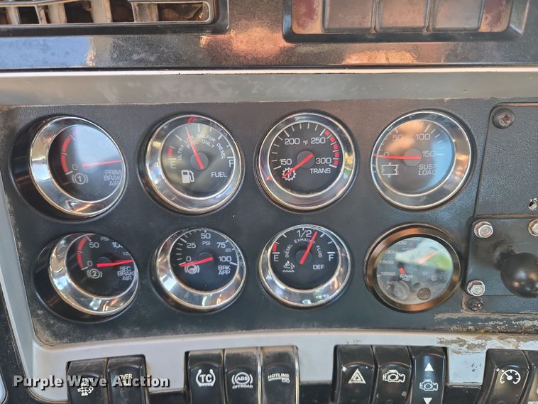 image for item DW8700 2020 Kenworth T800 semi truck