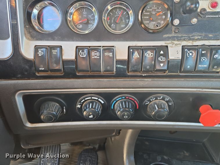 image for item DW8700 2020 Kenworth T800 semi truck