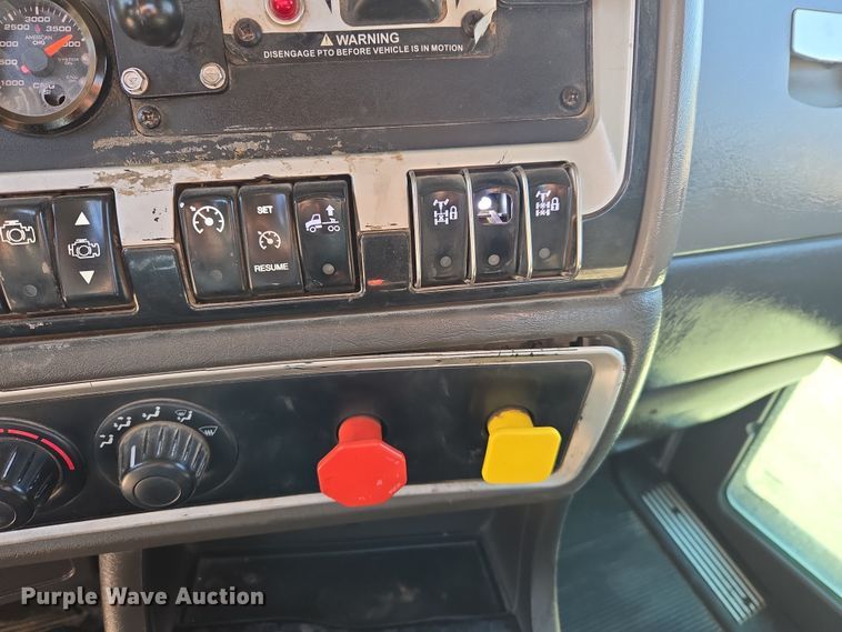 image for item DW8700 2020 Kenworth T800 semi truck