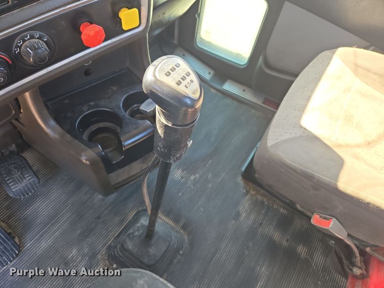 image for item DW8700 2020 Kenworth T800 semi truck