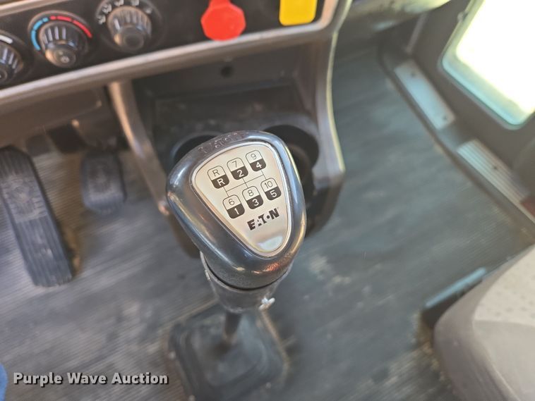 image for item DW8700 2020 Kenworth T800 semi truck