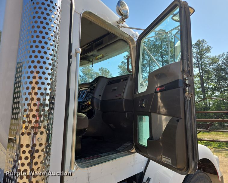 image for item DW8700 2020 Kenworth T800 semi truck