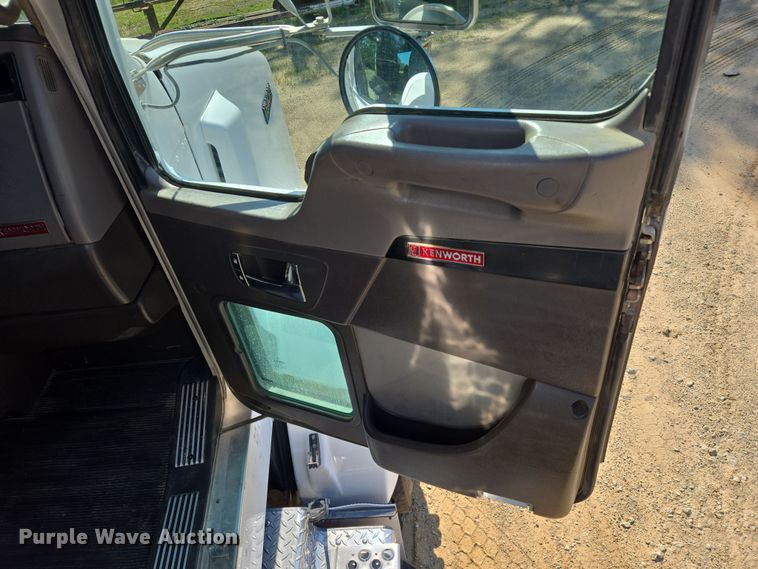 image for item DW8700 2020 Kenworth T800 semi truck