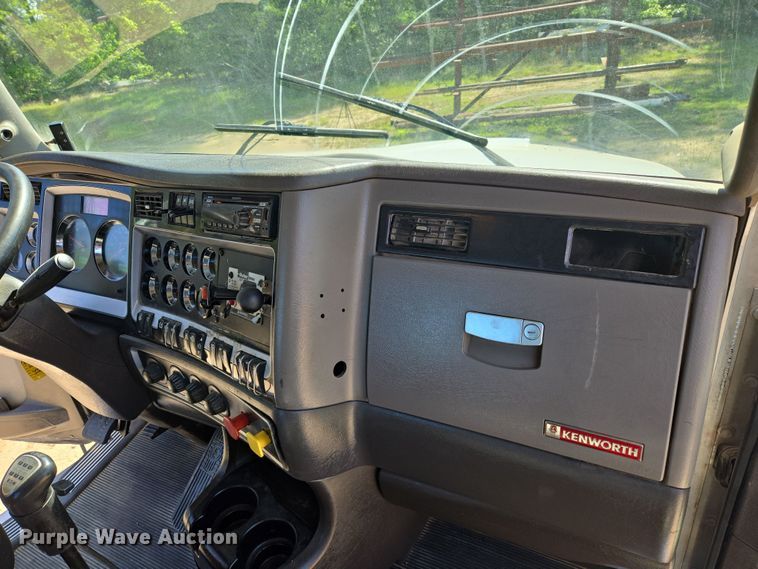 image for item DW8700 2020 Kenworth T800 semi truck