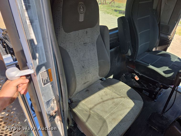 image for item DW8700 2020 Kenworth T800 semi truck