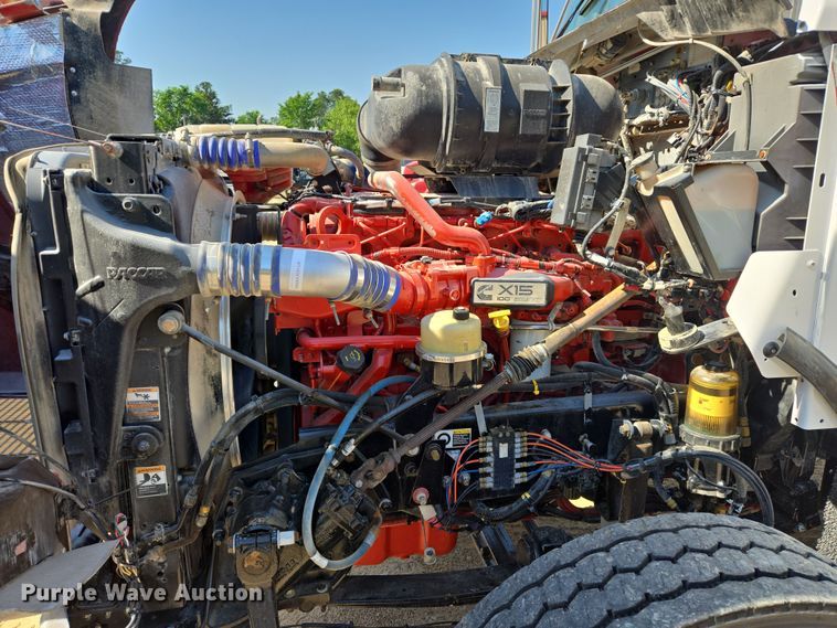 image for item DW8700 2020 Kenworth T800 semi truck