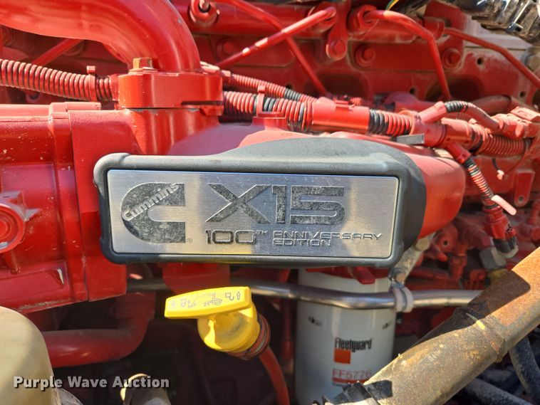 image for item DW8700 2020 Kenworth T800 semi truck