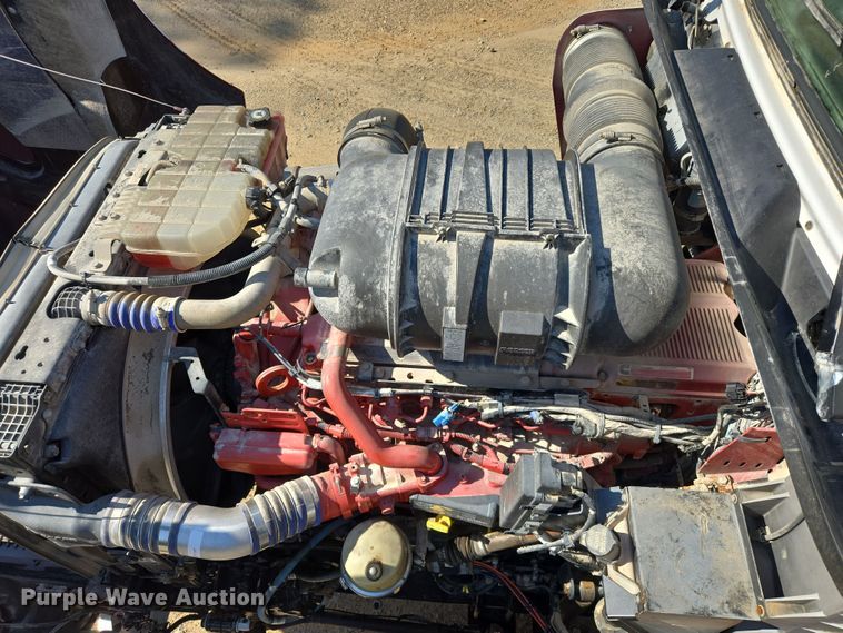 image for item DW8700 2020 Kenworth T800 semi truck