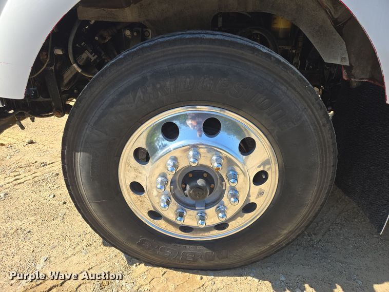 image for item DW8700 2020 Kenworth T800 semi truck