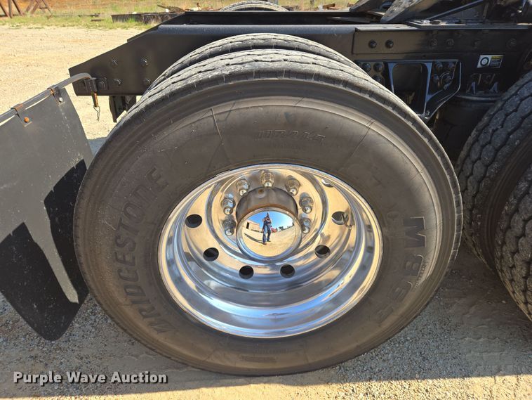 image for item DW8700 2020 Kenworth T800 semi truck