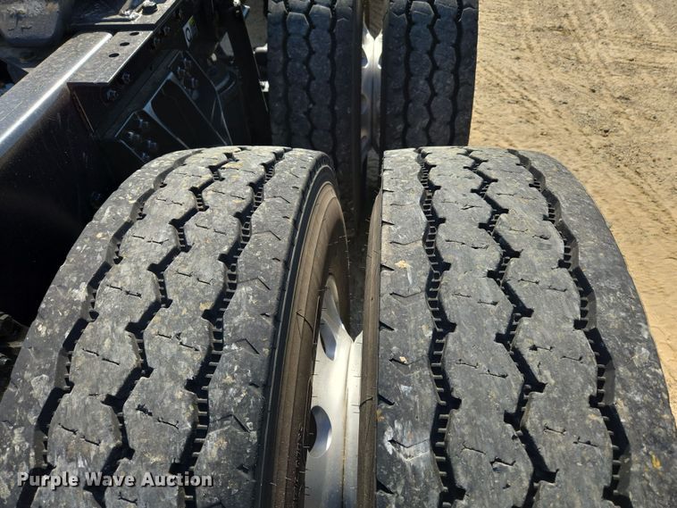 image for item DW8700 2020 Kenworth T800 semi truck