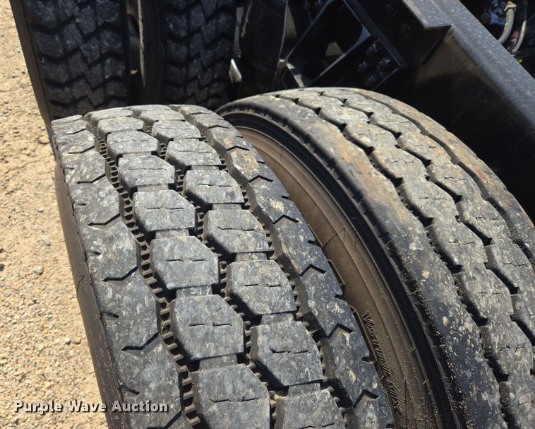 image for item DW8700 2020 Kenworth T800 semi truck