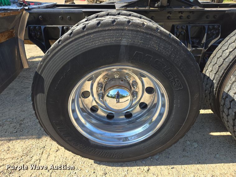 image for item DW8700 2020 Kenworth T800 semi truck