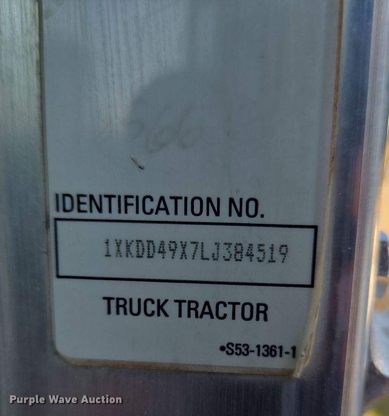 image for item DW8700 2020 Kenworth T800 semi truck