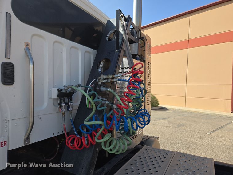 image for item EC0924 2016 Freightliner 11M semi truck