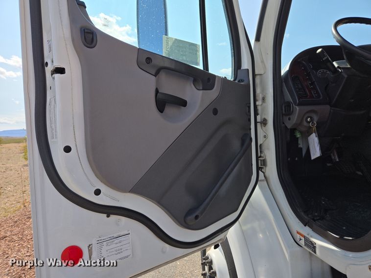 image for item EC0924 2016 Freightliner 11M semi truck