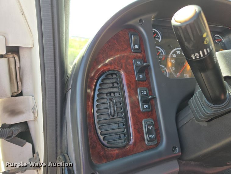 image for item EC0924 2016 Freightliner 11M semi truck