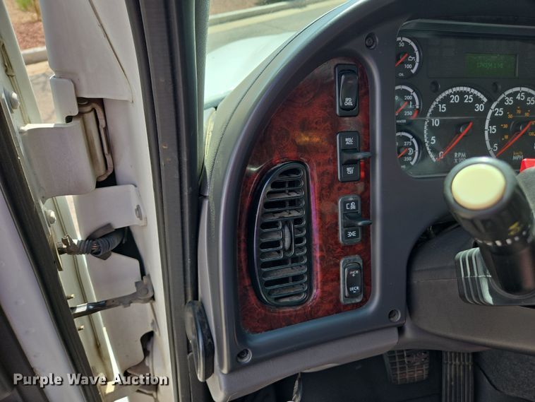 image for item EC0925 2016 Freightliner 11M semi truck