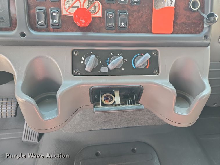 image for item EC0925 2016 Freightliner 11M semi truck