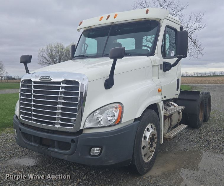 image for item EC4163 2012 Freightliner Cascadia semi truck