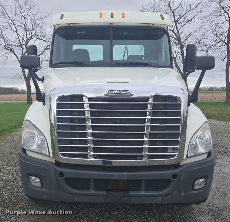 image for item EC4163 2012 Freightliner Cascadia semi truck