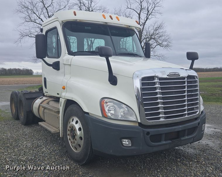 image for item EC4163 2012 Freightliner Cascadia semi truck