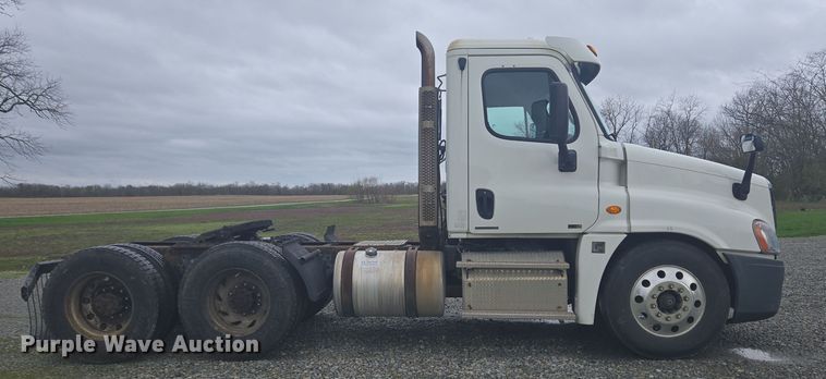 image for item EC4163 2012 Freightliner Cascadia semi truck