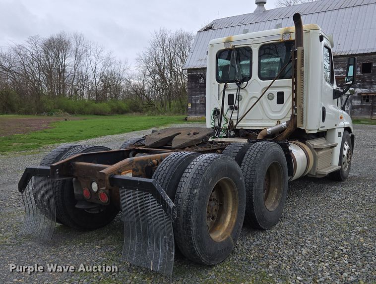 image for item EC4163 2012 Freightliner Cascadia semi truck