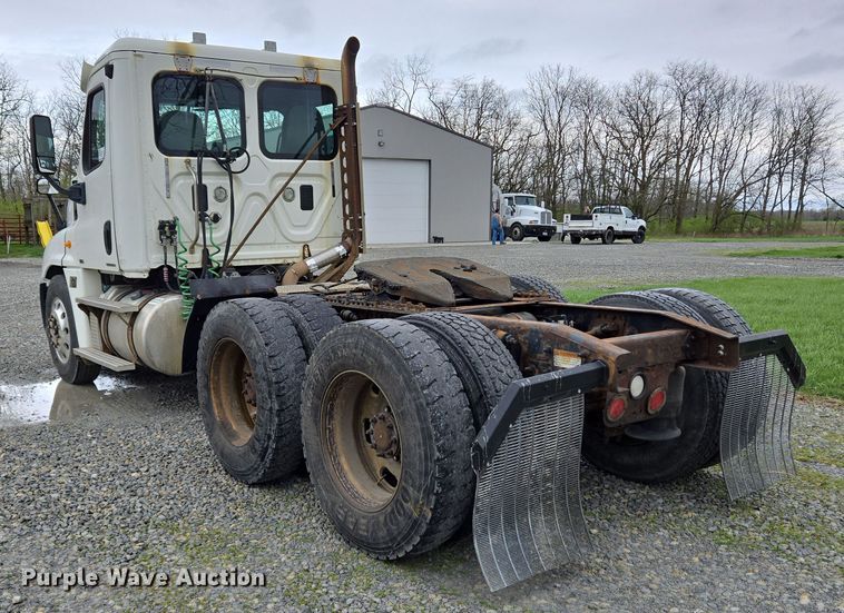 image for item EC4163 2012 Freightliner Cascadia semi truck