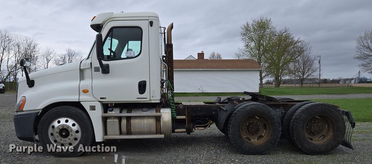 image for item EC4163 2012 Freightliner Cascadia semi truck