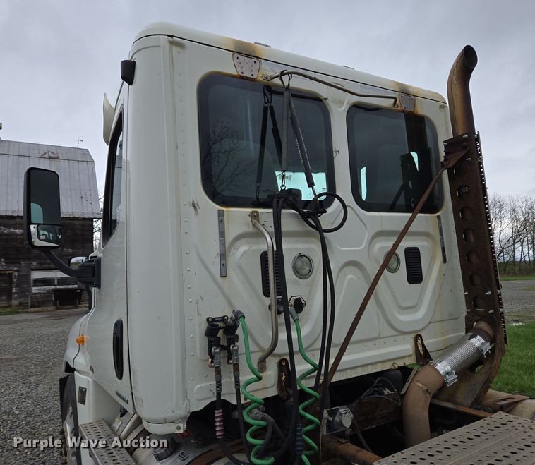 image for item EC4163 2012 Freightliner Cascadia semi truck