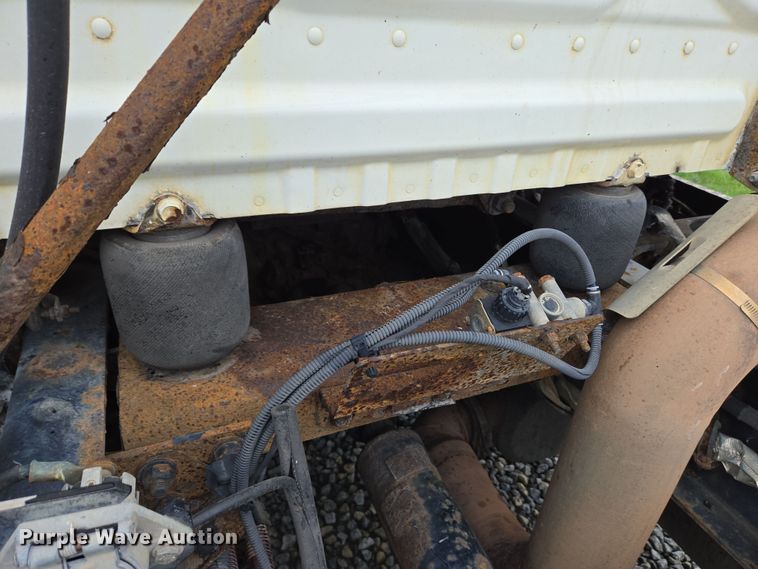 image for item EC4163 2012 Freightliner Cascadia semi truck