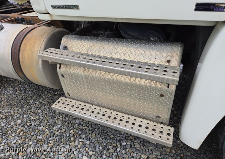 image for item EC4163 2012 Freightliner Cascadia semi truck