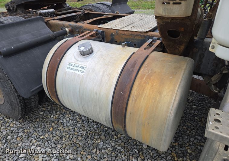 image for item EC4163 2012 Freightliner Cascadia semi truck