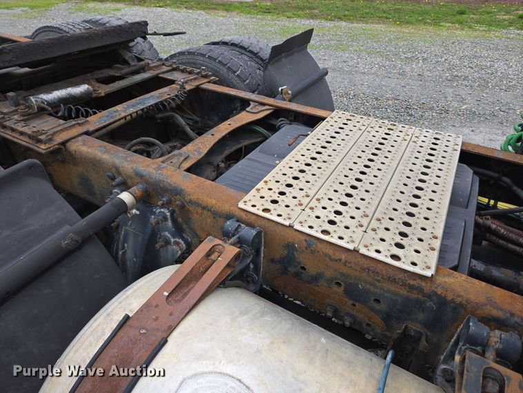 image for item EC4163 2012 Freightliner Cascadia semi truck