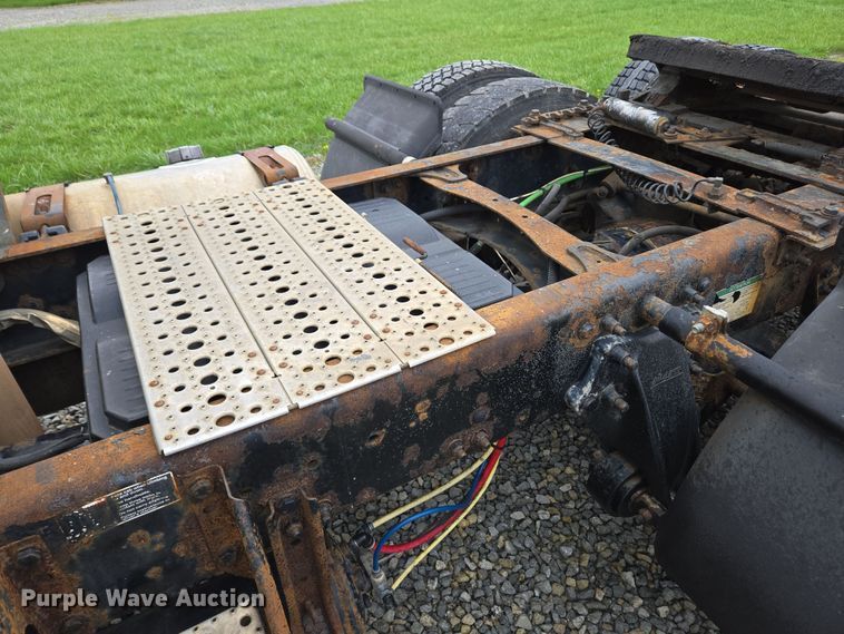 image for item EC4163 2012 Freightliner Cascadia semi truck