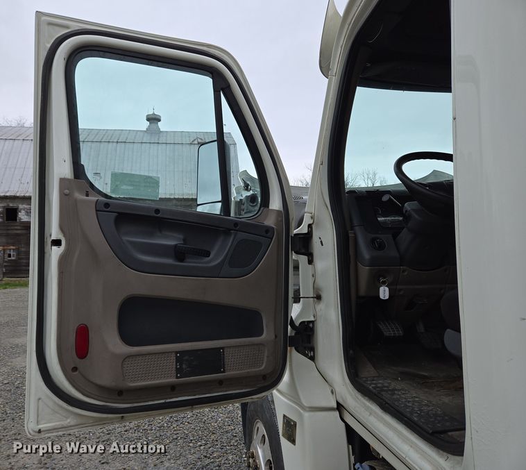 image for item EC4163 2012 Freightliner Cascadia semi truck