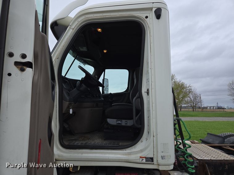 image for item EC4163 2012 Freightliner Cascadia semi truck